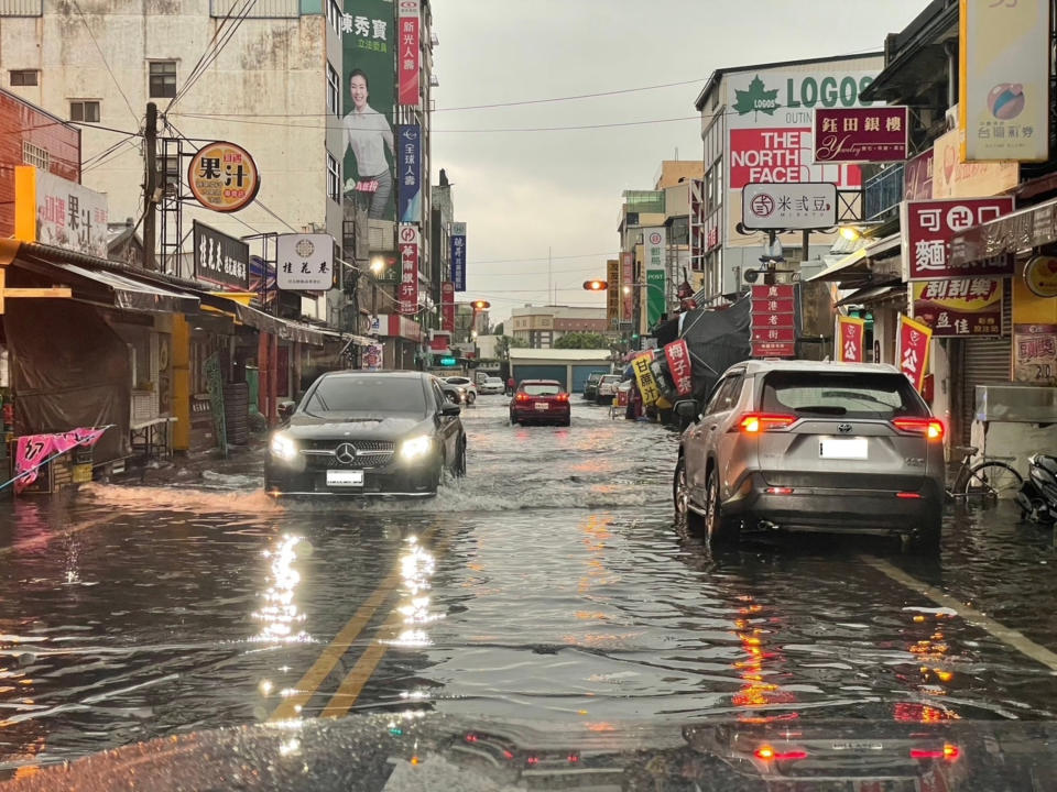 彰化縣鹿港鎮20日清晨降雨伴隨雷聲，雨勢來得又急又猛，市區多處道路淹水，鹿港警方派員疏導交通。（圖／警方提供）