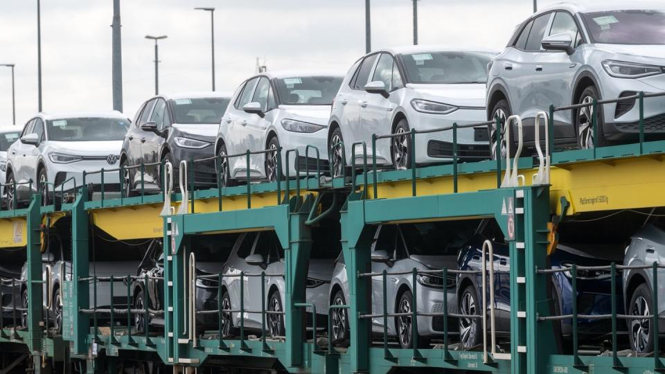 Neuwagen stehen verladen auf Zügen in Zwickau. (Archivbild)