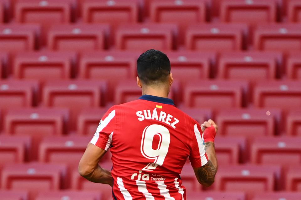 TOPSHOT - Atletico Madrid's Uruguayan forward Luis Suarez celebrates  after scoring during the Spanish league football match Club Atletico de Madrid  against Granada FC at at the Wanda Metropolitano stadium in Madrid on September 27, 2020. (Photo by GABRIEL BOUYS / AFP) (Photo by GABRIEL BOUYS/AFP via Getty Images)