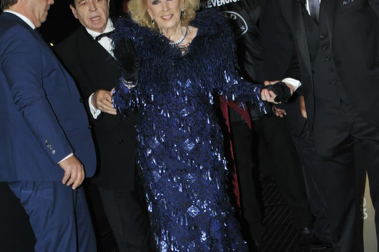 Mirtha Legrand, espléndida, optó por un vestido azul que combinó con brillantes y una sonrisa que augura una sola verdad: su amor por el mundo del espectáculo