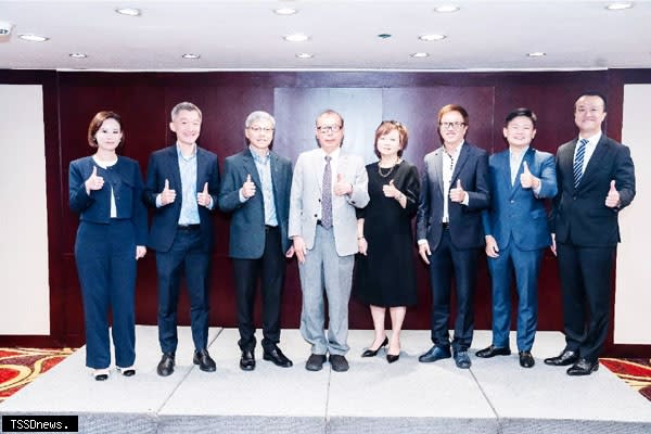 臺星交易所攜手推廣新加坡REITs，百餘位資產管理業者熱烈參與。