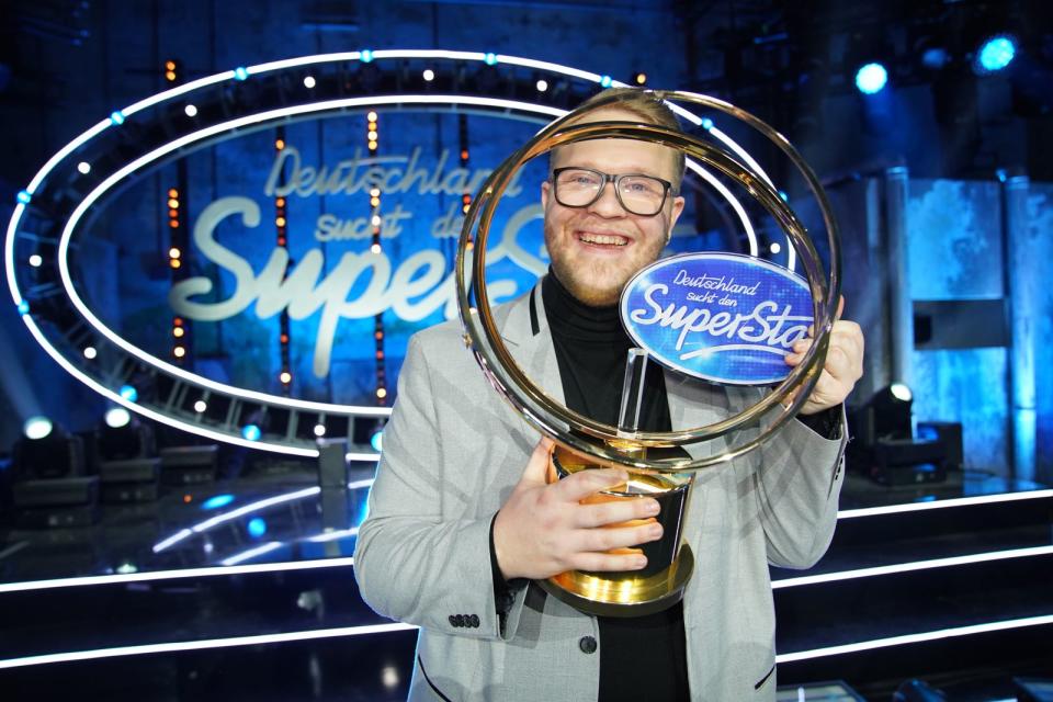 Da war der Wendler, der Ausstieg von Dieter Bohlen, und aufgrund der Corona-Pandemie war sowieso alles anders als sonst. Aber natürlich wurde auch in der 18. DSDS-Staffel gesungen - und am Ende ein Sieger gekürt: Jan-Marten Block, ein großer Mann mit einer Wahnsinns-Stimme, zählte früh zu den Favoriten und setzte sich am Ende durch. (Bild: TVNOW/Stefan Gregorowius/Getty Images)