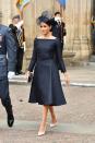 <p>A Duquesa de Sussex usou um vestido preto personalizado com decote canoa e cintura com cinto da Dior para comemorar o 100º aniversário da Força Aérea Real na Abadia de Westminster. (Imagem via Getty Images)</p> 