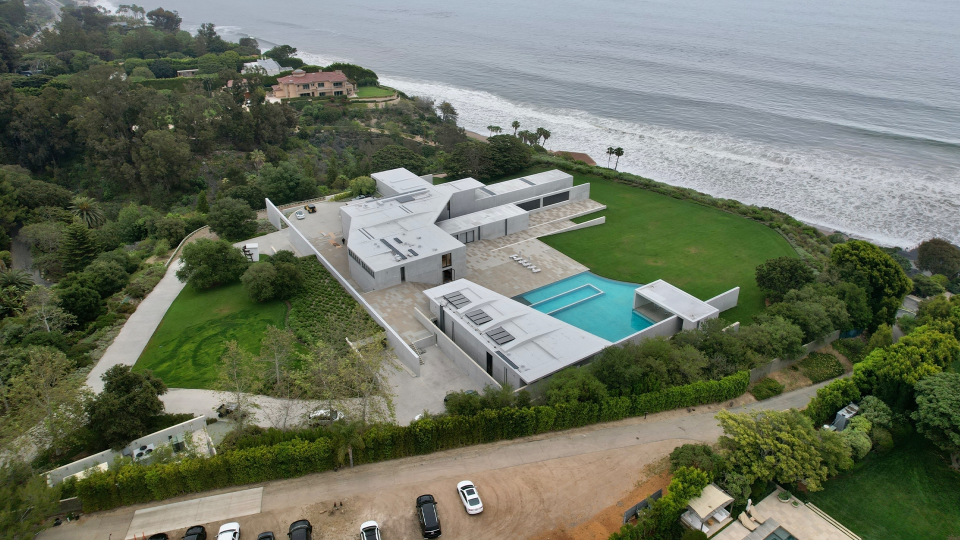 Beyonc&#xe9; and Jay-Z purchase $200 Malibu mansion. (Photo: Backgrid)