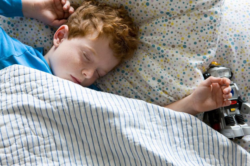 Der Sohn unserer Autorin fing mit sieben Jahren an, in seinem eigenen Bett zu schlafen. - Copyright: Heide Benser/Getty Images
