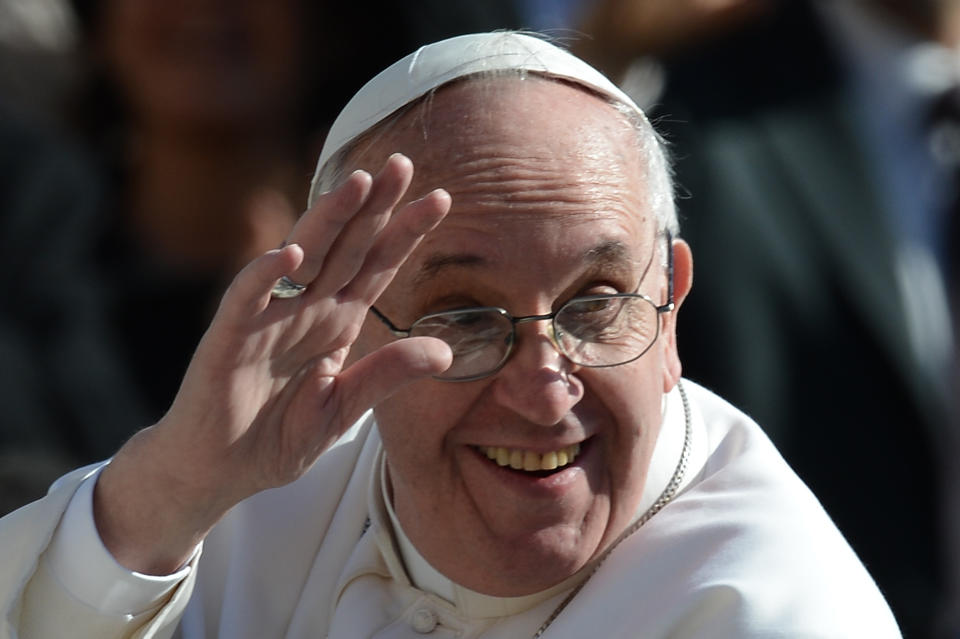 El papa Francisco saluda a los fieles en la plaza San Pedro del Vaticano, este 19 de marzo de 2013.