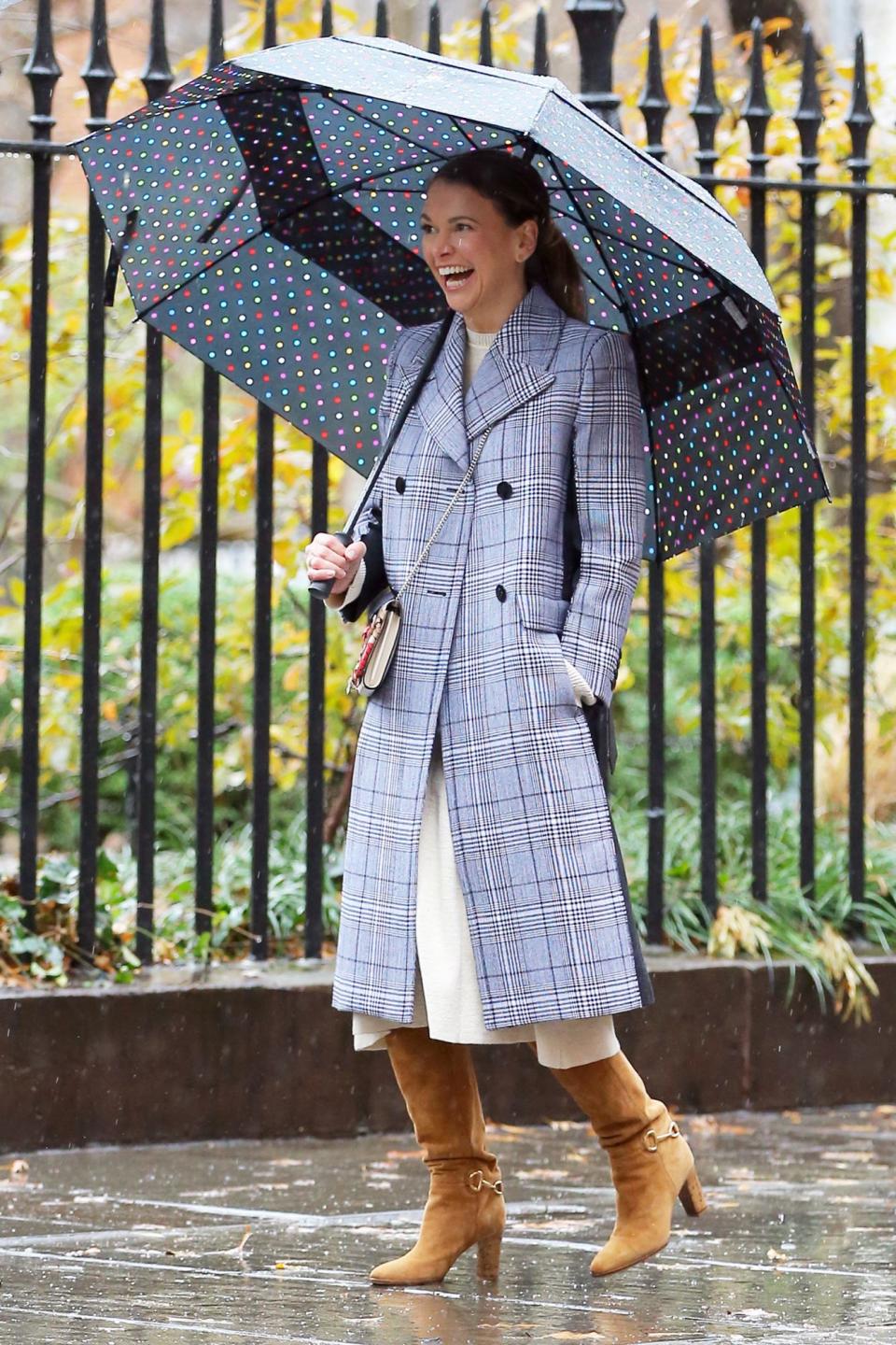 <p>Sutton Foster has sunny smiles on Monday on the New York City set of <em>Younger.</em></p>