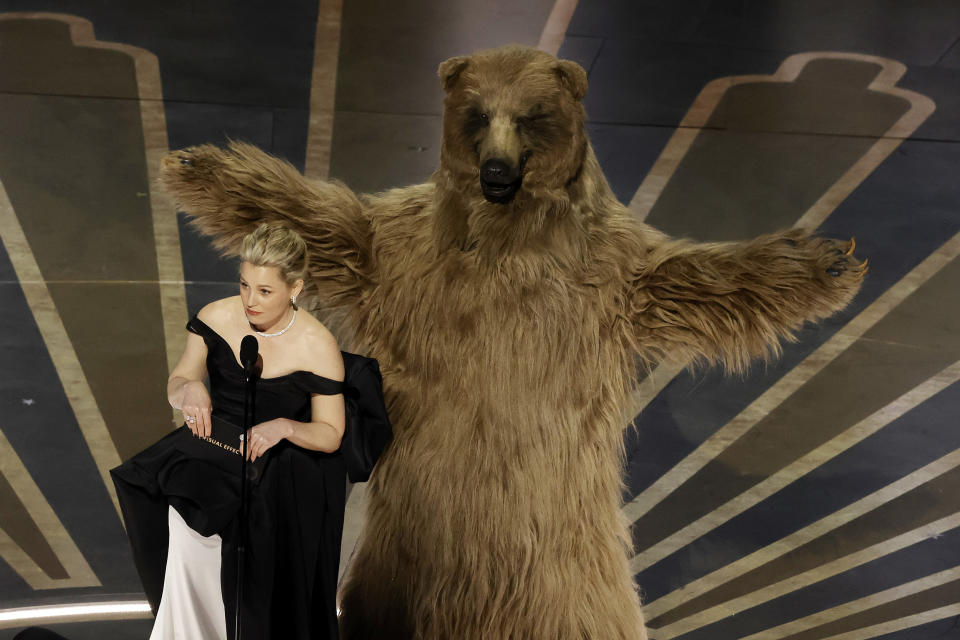 Elizabeth Banks and Cocaine Bear (Kevin Winter / Getty Images)