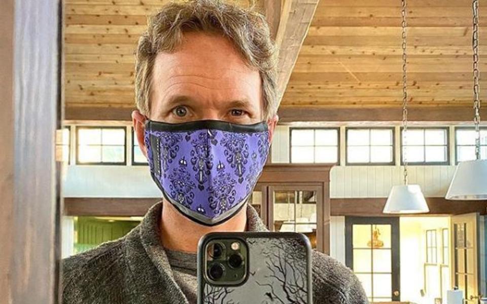 Er trägt Maske - weil er weiß, wie gefährlich eine Ansteckung mit dem Corona-Virus sein kann: Im März 2020 infizierten sich Neil Patrick Harris, sein Ehemann David Burtka und sowie ihre gemeinsamen Zwillinge. "Uns geht es sehr gut", sagte Harris später in der "Today"-Show, "es war nicht angenehm, aber wir haben es durchgestanden." (Bild: www.instagram.com/nph)