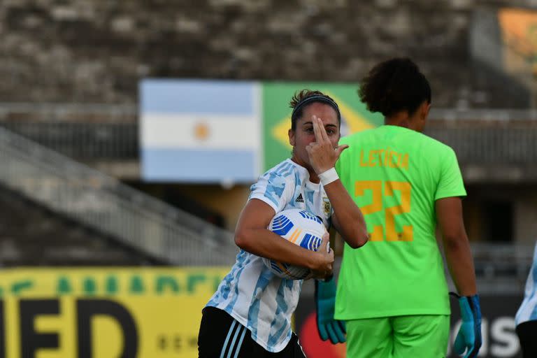 Mariana Larroquette celebra el gol del descuento