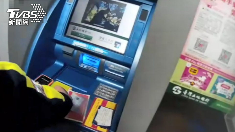 警員發現ATM旁邊有多本存摺與提款卡，直覺女子遇到詐騙集團。（圖／TVBS）