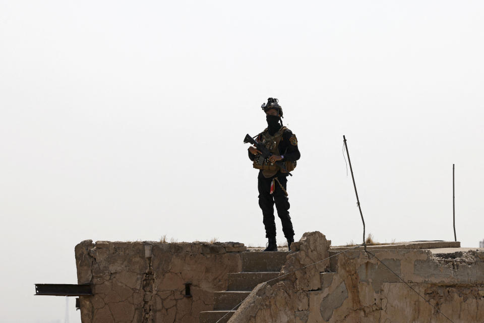 Un membre des forces de sécurité irakiennes à Mossoul, en Irak, lors de la visite d’Emmanuel Macron en août 2021.
