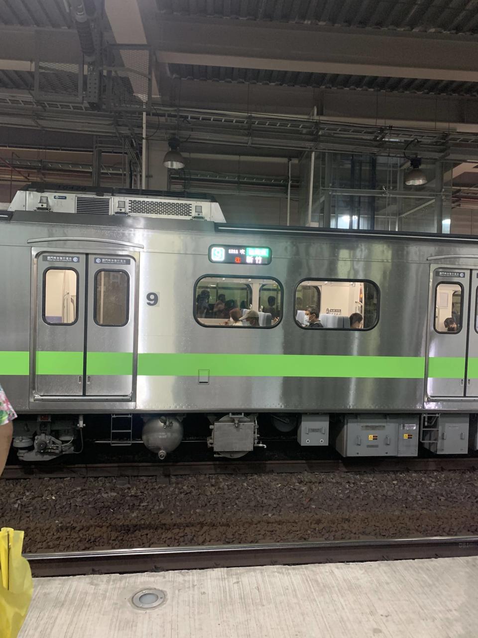 有通勤族指出近期搭乘火車和捷運時冷氣不涼。