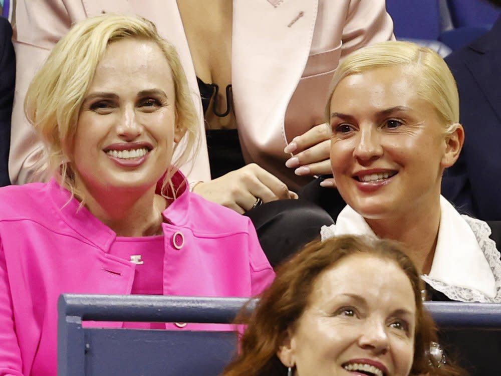 Rebel Wilson (li.) mit Partnerin Ramona Agruma bei den US Open. (Bild: imago images/UPI Photo)