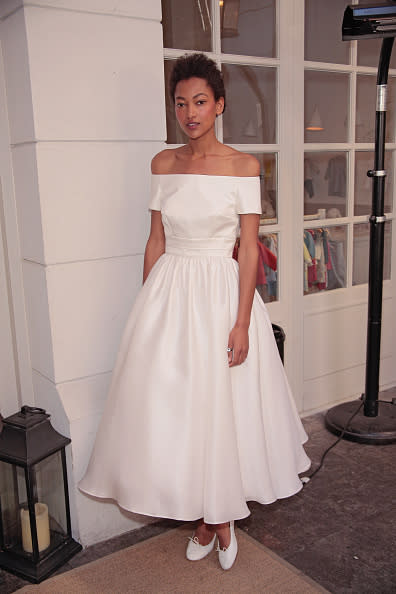 Un modelito antique. Este vestido de novia de Delphine Manivet reúne dos principales tendencias: el largo midi y los hombros al descubierto. Es perfecto para una boda durante el día en un escenario campestre. - Foto: Randy Brooke/Getty Images for Delphine Manivet