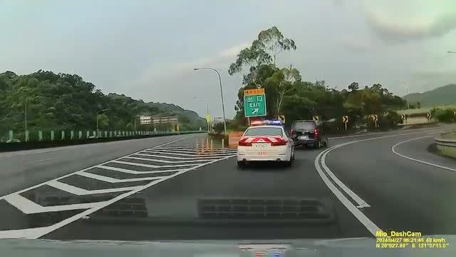 警方鳴笛要求休旅車靠邊。（圖／翻攝畫面）