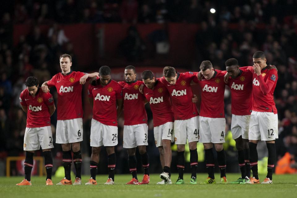 Los jugadores del Manchester United observan cabizbajos la eliminación en penales ante Sunderland en la Copa de la Liga Inglesa el miércoles el miércoles 22 de enero de 2014. (AP Foto/Jon Super)