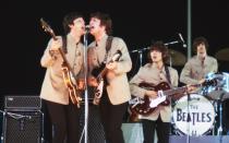 Heute ist es gang und gäbe, dass die erfolgreichsten Musikacts die größten Arenen bespielen, 1965 war dies noch ein Novum: Der Live-Auftritt der Beatles am 15. August im New Yorker Shea Stadium vor fast 56.000 Zuschauern war das erste Stadionrock-Konzert in der Musikgeschichte. (Bild: Studiocanal)