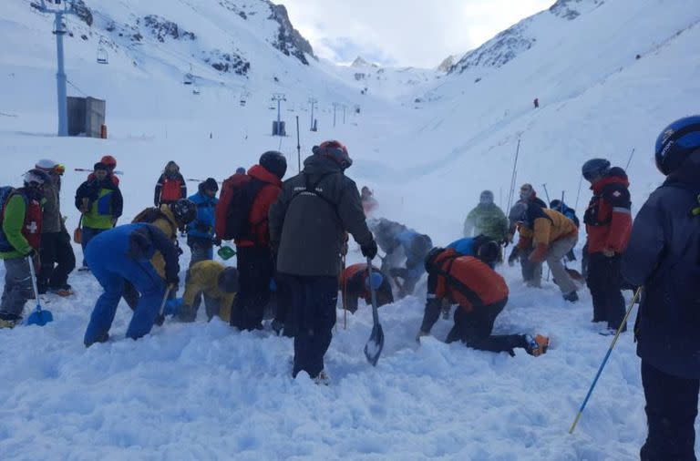 Las tareas de los rescatistas el sábado pasado luego de la avalancha que se produjo en una pista de esquí en Las Leñas