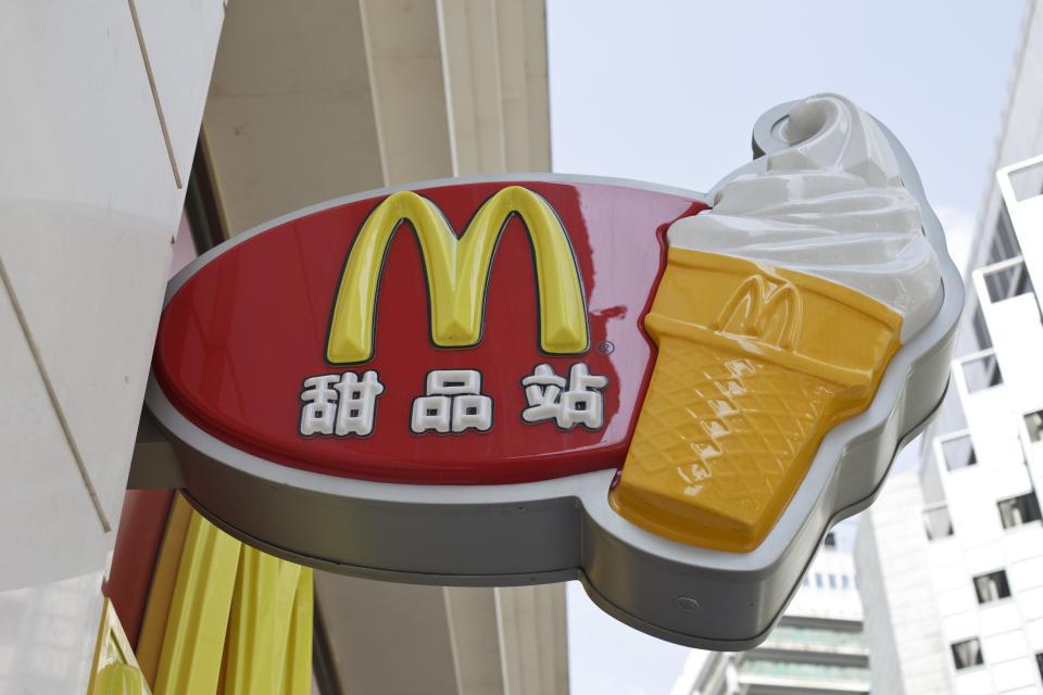 Cartel publicitario de cucuruchos de helado McDonald's en un restaurante McDonald's de Shanghai. (Fotografía de James Leynse/Corbis vía Getty Images)