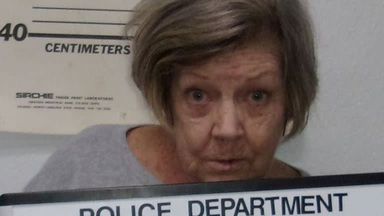 Las autoridades arrestaron a Bonnie Gooch, de 78 años, por robar un banco, el tercero que asalta en su vida