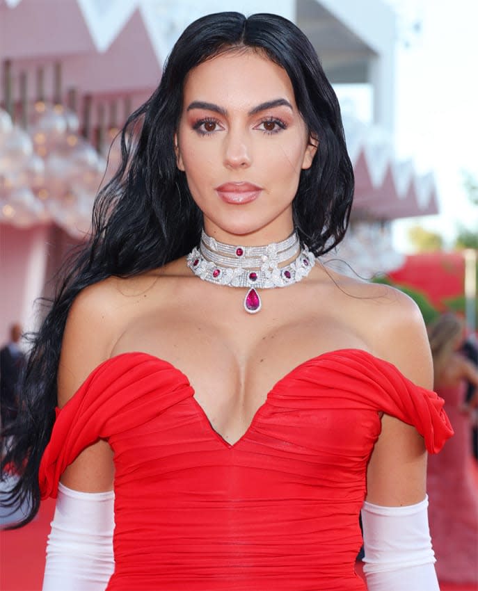 Georgina Rodríguez versiona el mítico vestido rojo de Pretty Woman