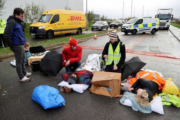 2021 11 26T095900Z 1883308673 RC292R973W26 RTRMADP 3 RETAIL HOLIDAYSHOPPING BRITAIN PROTESTS