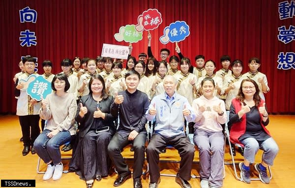 頭份國中榮耀師生合影前排指揮溫育良（左三）、校長鍾萬煋（右三）、後援會副會長鍾雪鈴（右二）。（圖：頭份國中提供）