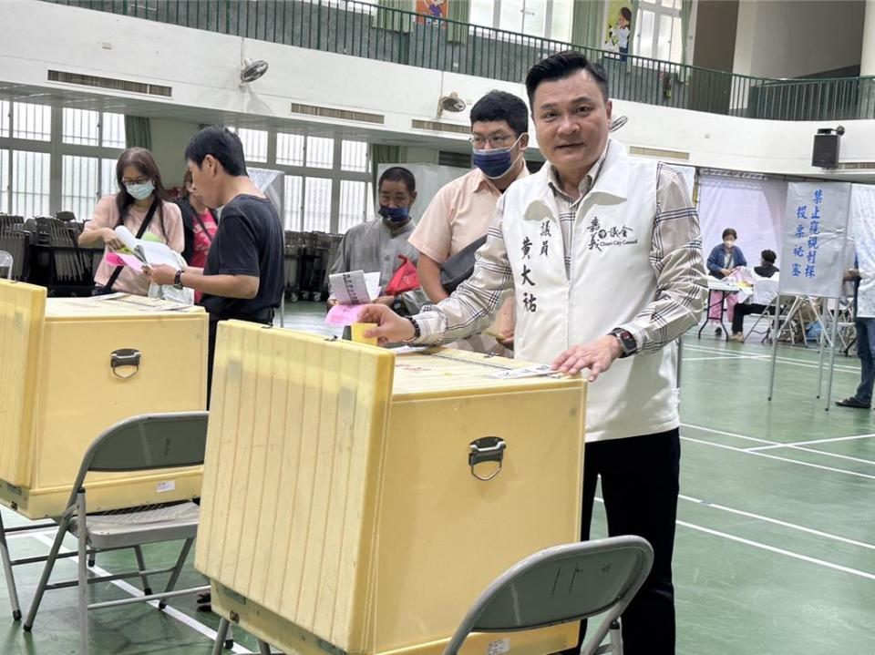 民進黨嘉義市議員黃大祐競選黨部主委，投自己一票。（廖素慧攝）