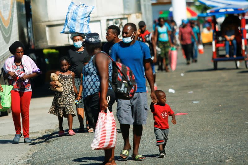 Migrants caravan to U.S. in Mexico