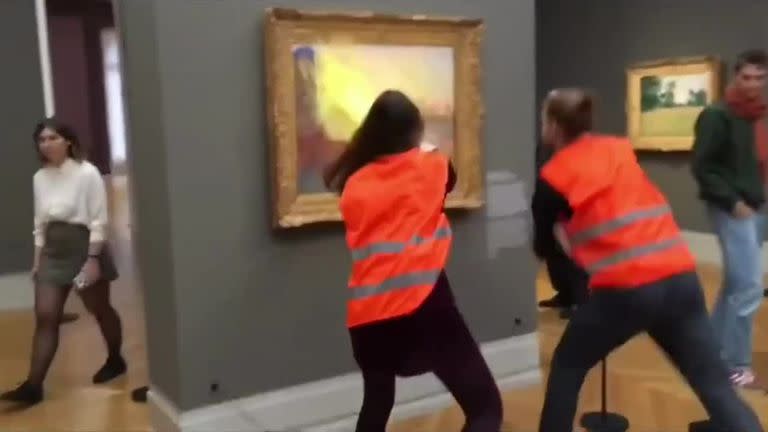 Vandalizaron con puré de papas una obra de Monet