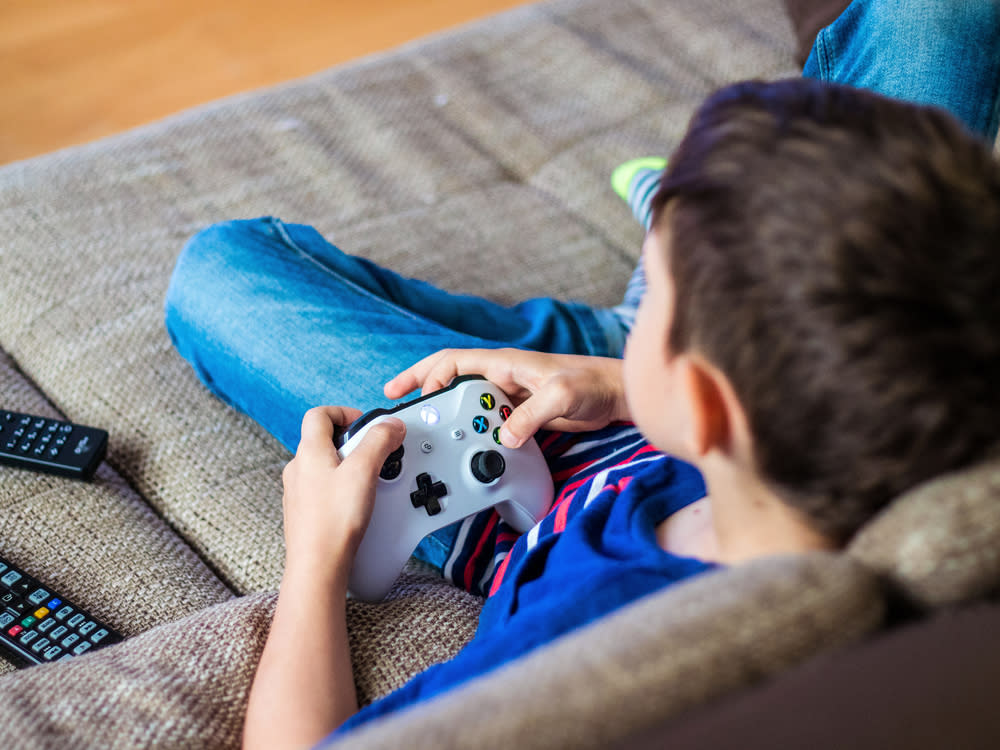 Videospiele sind für viele Kinder und Jugendliche ein beliebter Zeitvertreib. (Bild: bez_bretelky/Shutterstock.com)