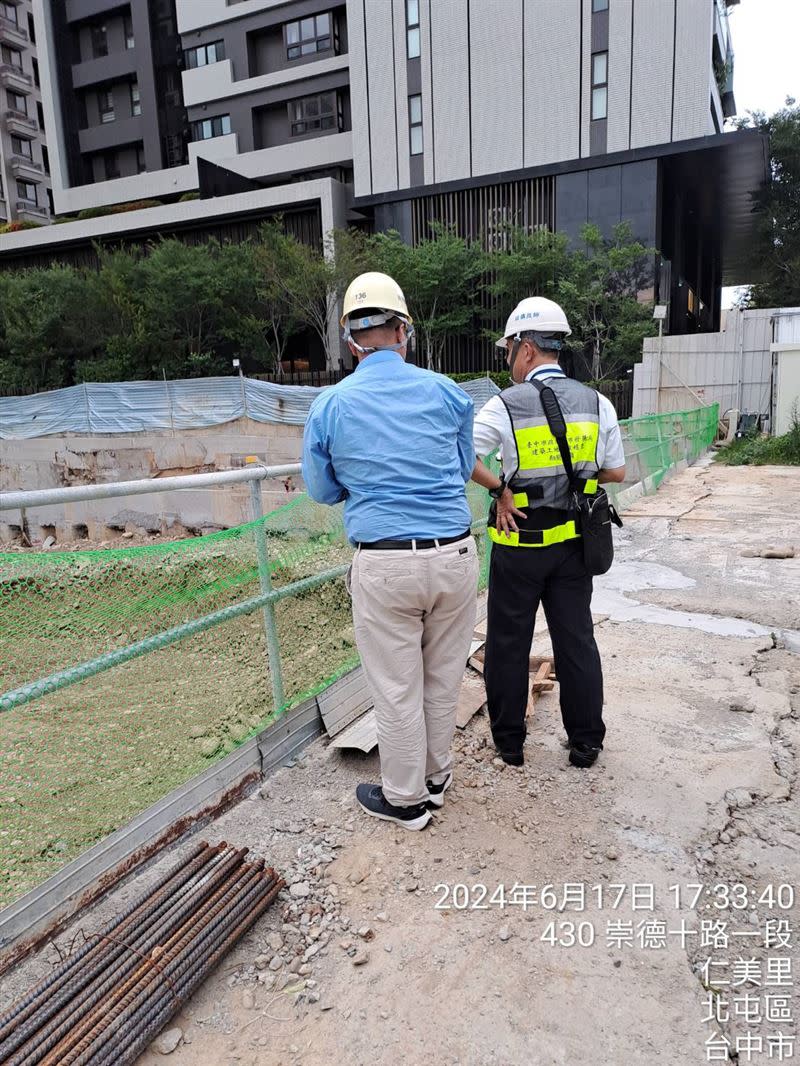 台中北屯區一處新建案，疑似挖地基導致隔壁社區大樓庭園土壤下陷，都發局前往會勘後，勒令停工。(圖／翻攝畫面)