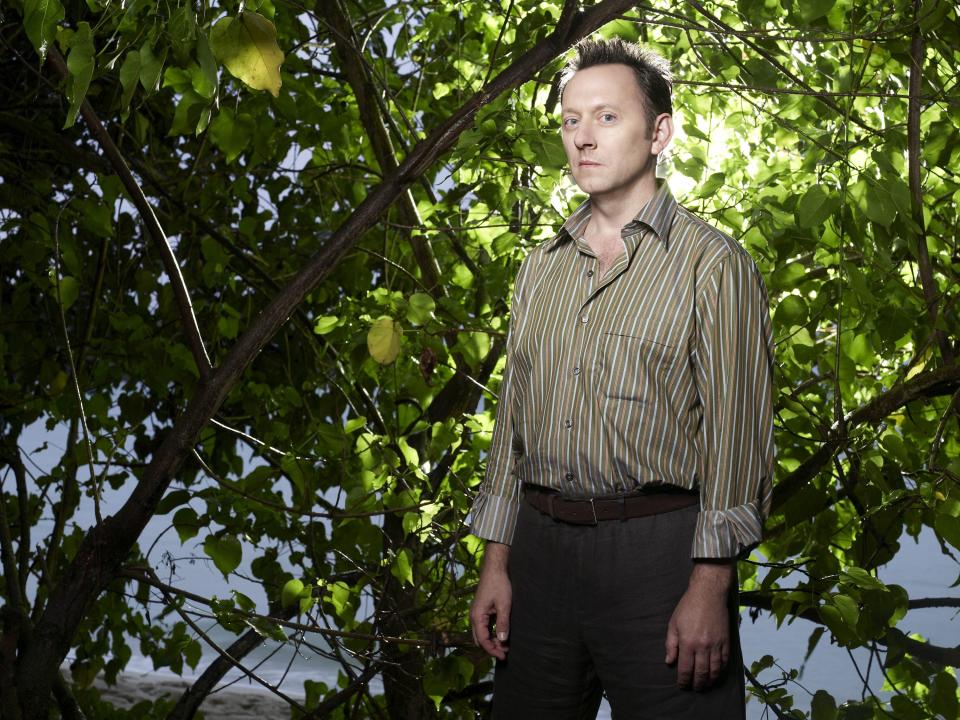 Benjamin Linus ist erstmals in der 14. Folge der zweiten "Lost"-Staffel zu sehen und gehört zunächst als Anführer dem verfeindeten Gegencamp an, das schlicht die "Anderen" genannt wird. Sein Vater kam im Zuge der DHARMA-Initiative auf die Insel und nahm den damals achtjährigen Ben mit. (Bild-Copyright: interTOPICS/Entertainment Pictures/eyevine/ddp Images)