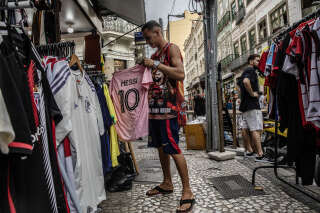 Dans une boutique de Rio de Janeiro, le 26 septembre 2023. Le maillot rose électrique du joueur argentin est devenu populaire aux quatre coins du globe, rapporte “The New York Times”. . PHOTO DADO GALDIERI/THE NEW YORK TIMES