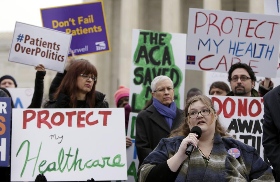 Manifestantes apoyan a Obamacare y critican los altos costos de la salud en EEUU ante la Corte Suprema. (Reuters)