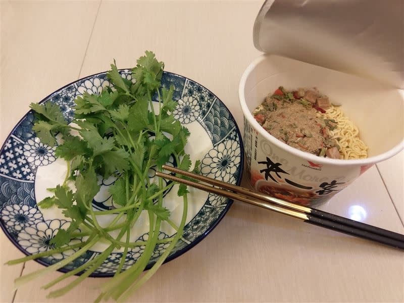 原PO在泡麵加入一大把香菜。（圖／翻攝自 全聯消費經驗老實說 ）