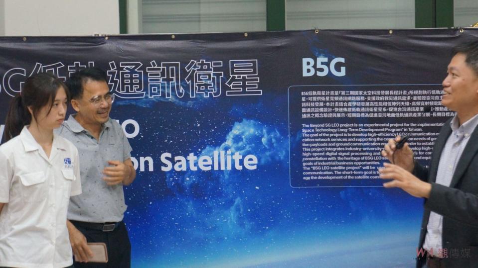 ▲國家太空中心衛星全台走透透太空圓夢計畫展出活動，B5G低軌道通訊衛星1:1模型首次走入高中校園，即日起在彰化女中展出至8月厎。（記者陳雅芳攝）