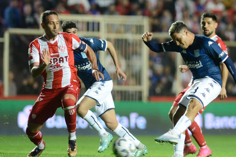 Juan Fernando Quintero fue uno de los debutantes en Racing; Claudio Corvalán no llega a bloquearlo y Unión frustró a la Academia, que ganaba en Santa Fe en su debut por la Copa de la Liga Profesional.