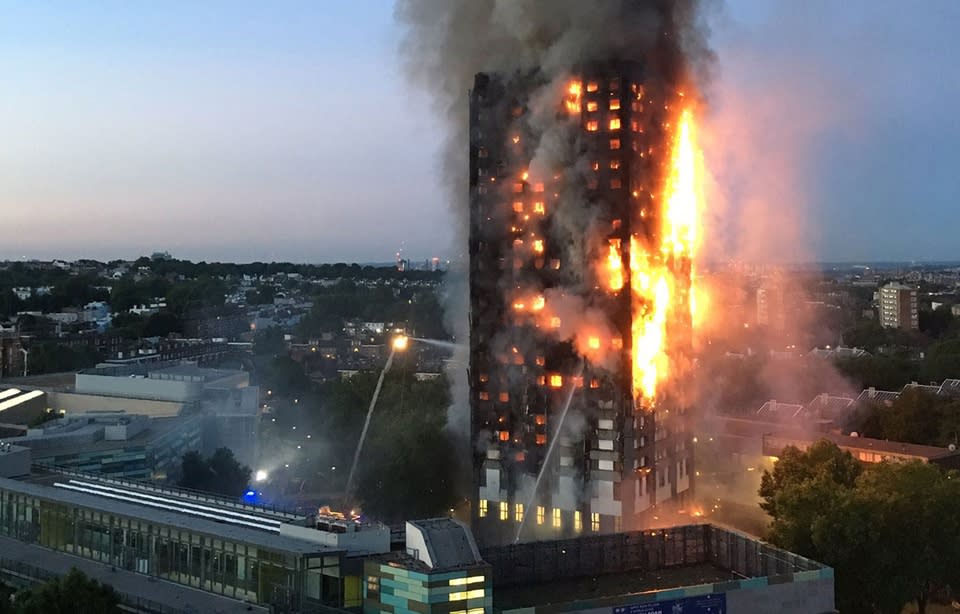 <p>Dans la nuit du 13 au 14 juin, les pompiers londoniens sont appelés sur un gigantesque incendie. La Grenfell Tower, tour d’habitations de 27 étages située dans l’ouest de Londres, s’embrase. Il faudra plusieurs heures aux soldats du feu pour éteindre l’incendie. Près de 80 personnes sont mortes ou présumées mortes dans les flammes, provoquées par un réfrigérateur défaillant. L’isolation et le revêtements du bâtiment ont également été pointées du doigt après leur échec à tous les tests de protection incendie. (Photo AFP) </p>