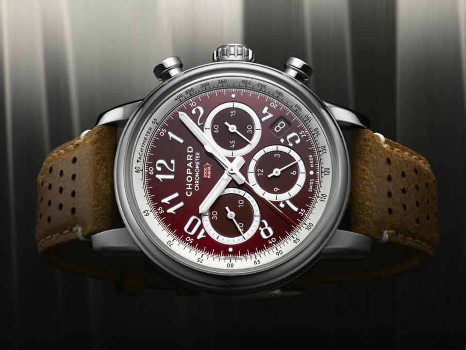 蕭邦全新Mille Miglia Classic Chronograph經典計時碼錶，面盤顏色非常誘人，除了有正統「賽車黑」之外，還淺綠色、櫻桃紅和灰藍色錶盤，都是從古董車漆面與內飾取靈感。定價約NT$335,000。