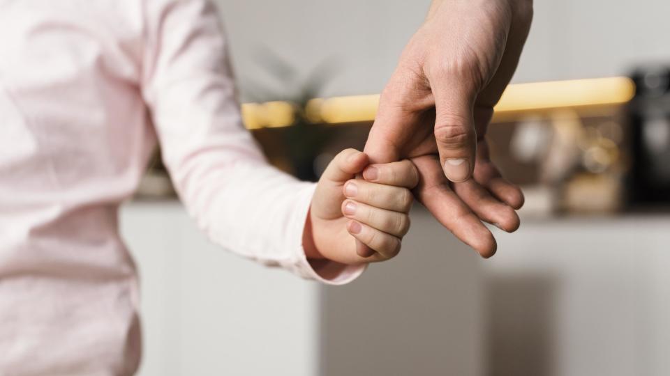 Eine Dreijährige hat ihre Mutter mit ihrer Reaktion zu Tränen gerührt (Symbolbild: Getty Images)