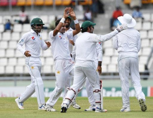 Departing Younis, Misbah fall but Pakistan press for victory