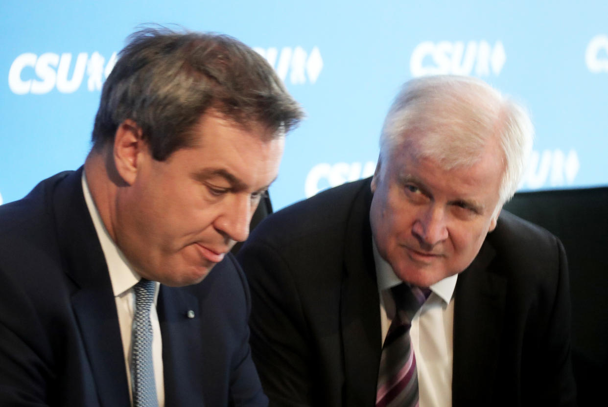 Haben einen Grund zum Grübeln: Ministerpräsident Markus Söder (l.) und CSU-Chef Horst Seehofer. (Bild: Michael Kappeler/dpa)