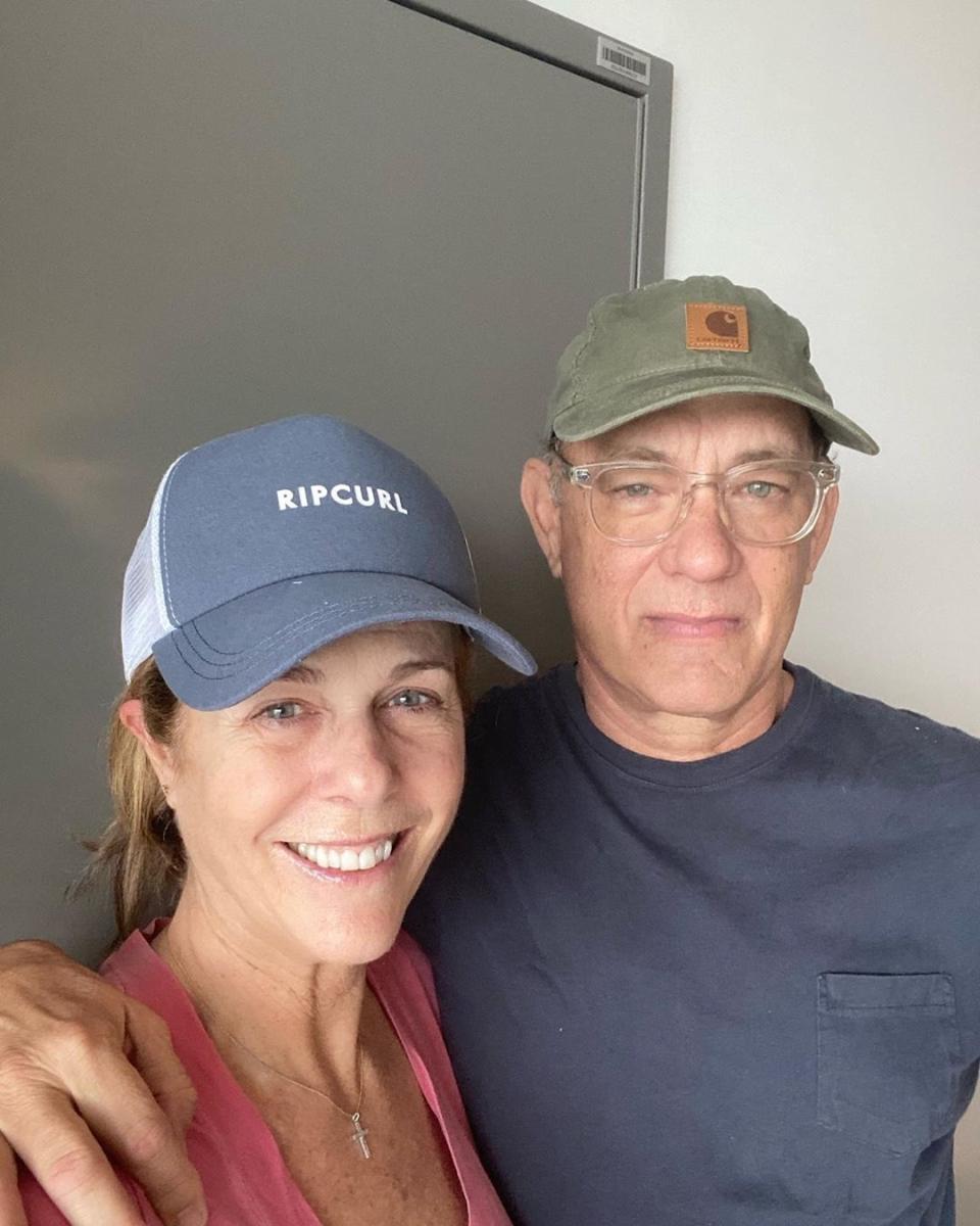 Tom Hanks fue el primer actor de Hollywood en anunciar que tanto él como su esposa Rita Wilson habían contraído la enfermedad. Posteriormente ofrecieron una actualización de su estado de salud. "Una semana después de dar positivo, en cuarentena, los síntomas siguen siendo los mismos", compartió, aunque aclaró que la fiebre había desaparecido. (Foto: Instagram / <a href="https://www.instagram.com/p/B9qBEyjJu4B/" rel="nofollow noopener" target="_blank" data-ylk="slk:@tomhanks;elm:context_link;itc:0;sec:content-canvas" class="link ">@tomhanks</a>)