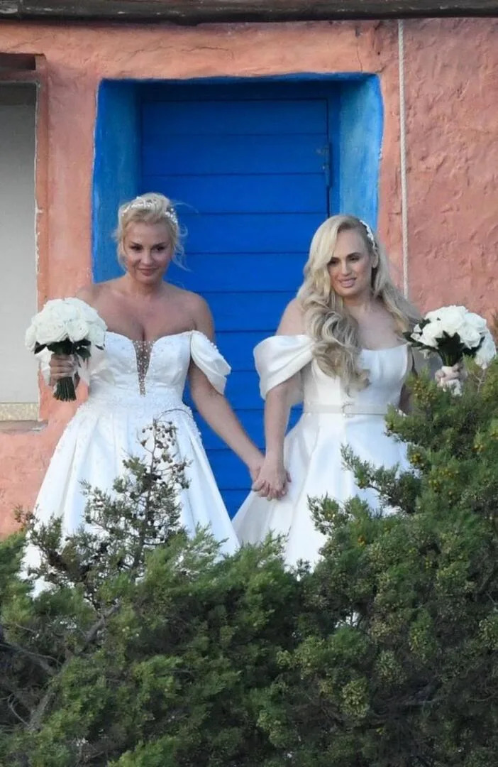 Rebel Wilson y su esposa, las dos de blanco