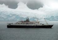 El Lyubov Orlova, flotando en la Antártica.