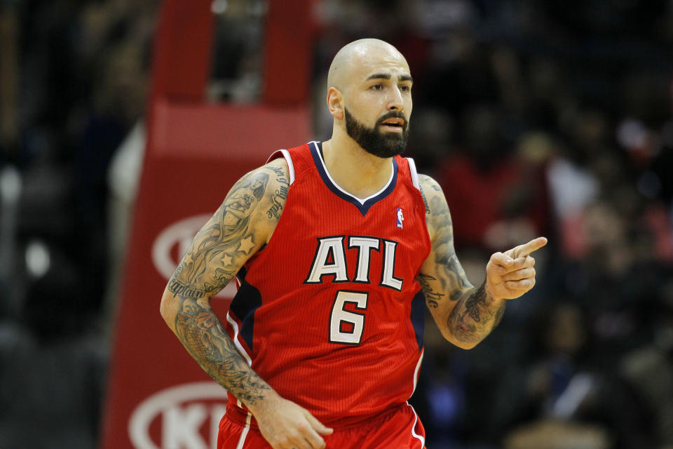 El macedonio Pero antic, de los Hawks de Atlanta, festeja luego de encestar frente al Heat de Miami, en el encuentro del lunes 20 de enero de 2014 (AP Foto/Todd Kirkland)