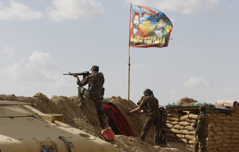 Shi'ite fighters clash with Islamic State militants at Udhaim dam, north of Baghdad, March 2, 2015. Iraq's armed forces, backed by Shi'ite militia, attacked Islamic State strongholds north of Baghdad on Monday as they launched an offensive to retake the city of Tikrit and the surrounding Sunni Muslim province of Salahuddin. REUTERS/Thaier Al-Sudani (IRAQ - Tags: POLITICS CONFLICT CIVIL UNREST MILITARY)