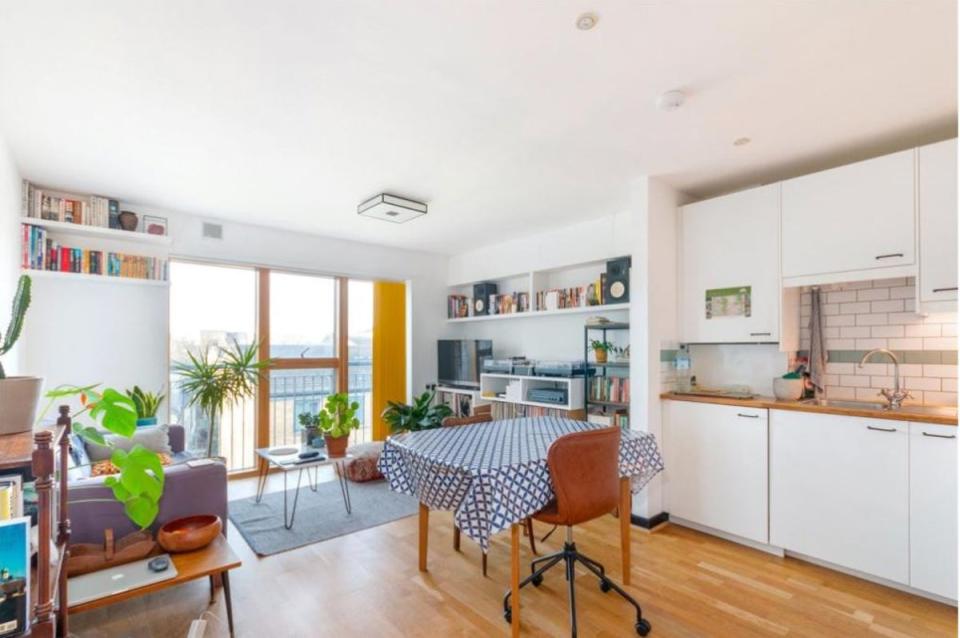 £315,000: a one-bedroom flat on New Cross Road through Winkworth (Winkworth)